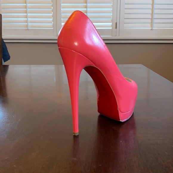 SOLD ON REALREAL - Picture 2 of 11